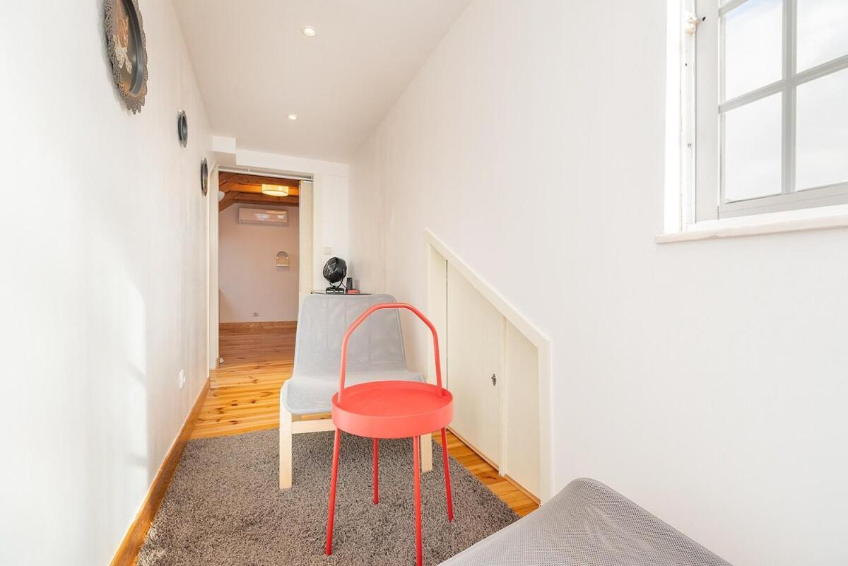 Attic Apartment With Balcony In Bairro Alto Lisbon Exterior photo